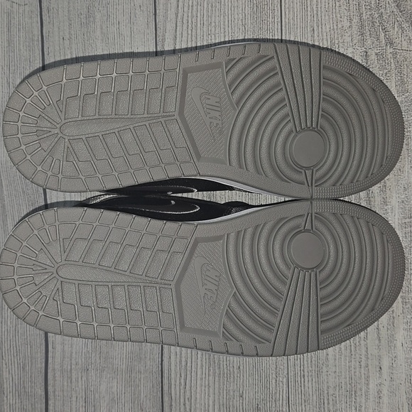 Air Jordan 1 Retro Hi OG Sneakers Black/Gray/White Size 12 Women / 10.5 Men NWT - Picture 8 of 12